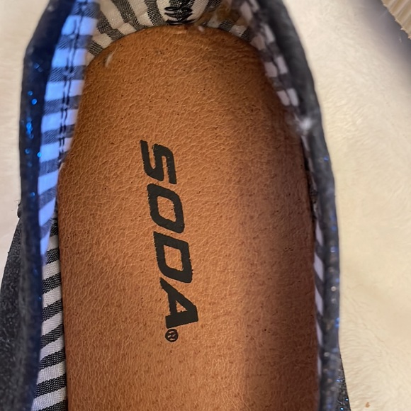 Soda barely worn light weight slip-ons size 6.5/7.0. - Picture 3 of 4